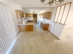523 W Jewell St in Russell, KS - Building Photo - Building Photo
