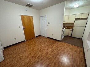 83 Essex St, Unit 6 in Boston, MA - Foto de edificio - Building Photo