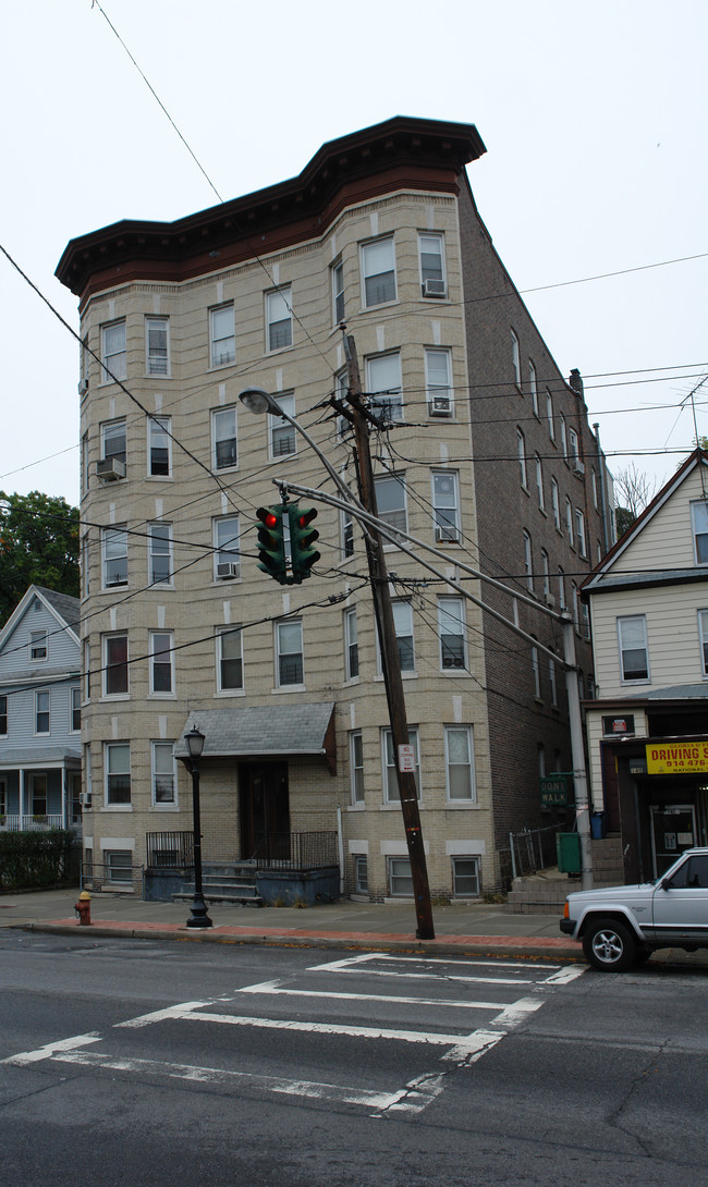 136 Mclean Ave in Yonkers, NY - Foto de edificio - Building Photo