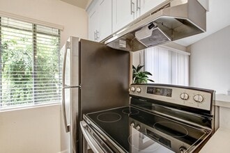 Villa La Paloma in Reseda, CA - Building Photo - Building Photo