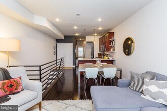 2115 Carpenter St, Unit 2 in Philadelphia, PA - Building Photo - Building Photo