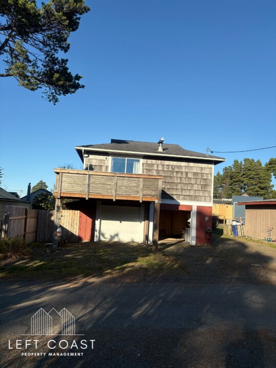 6705 Gleneden Beach Loop in Gleneden Beach, OR - Building Photo