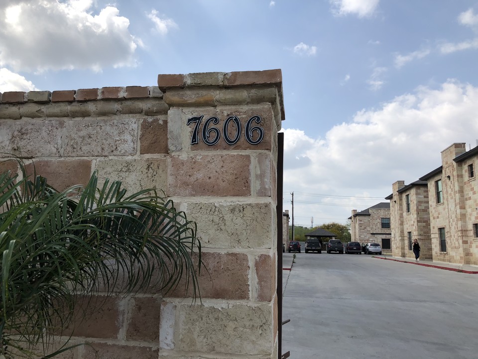 7606 Rocio Dr, Unit 11 in Laredo, TX - Building Photo