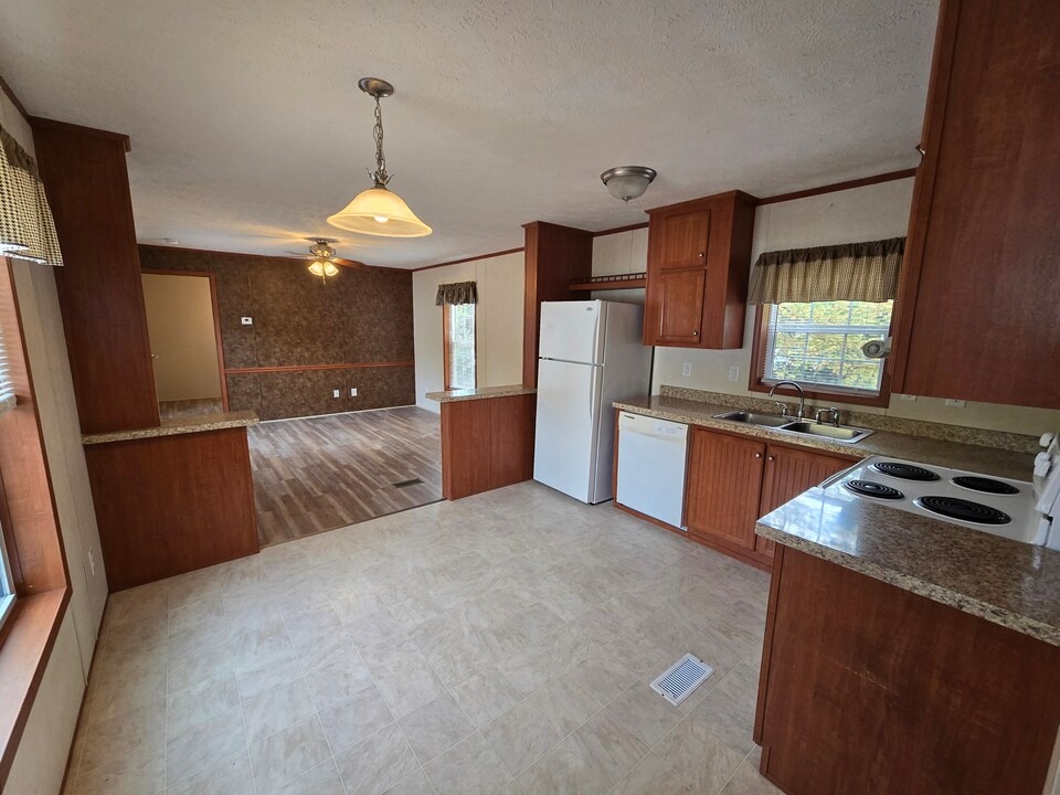 3783 NY-32 in Saugerties, NY - Building Photo