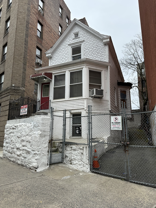 2096 Creston Ave in Bronx, NY - Building Photo