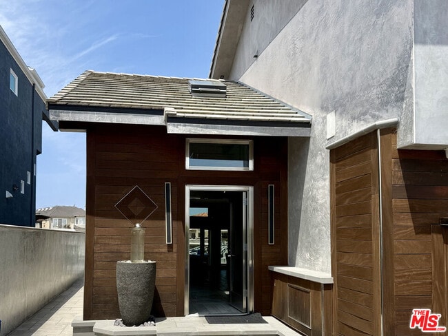 2031 Peninsula Rd in Oxnard, CA - Building Photo - Building Photo