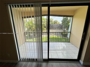 3129 Oakland Shores Dr in Oakland Park, FL - Foto de edificio - Building Photo