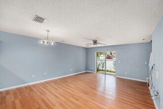 8431 Edgewater Place Blvd in Tampa, FL - Foto de edificio - Building Photo