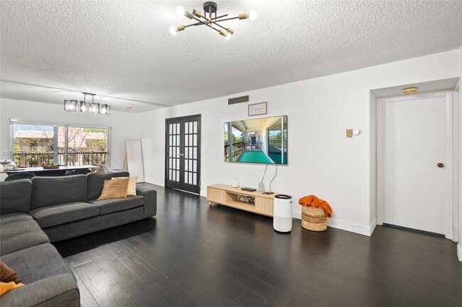 6061 N Falls Cir Dr in Lauderhill, FL - Building Photo - Building Photo