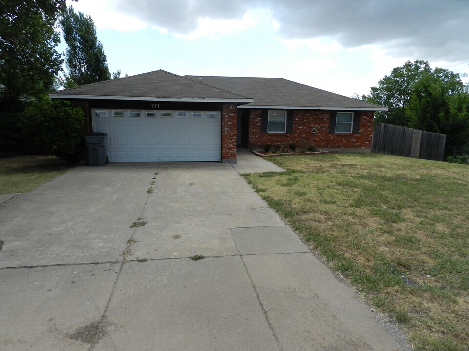 717 NW 67th St in Lawton, OK - Building Photo
