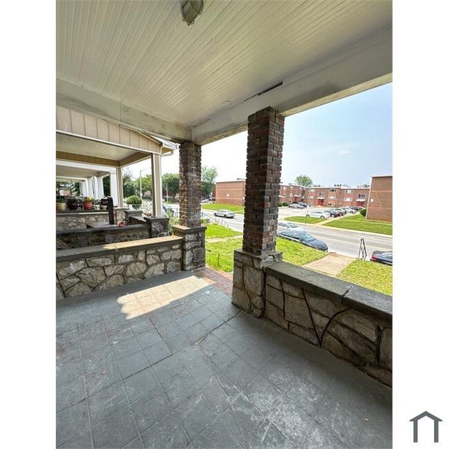 2800 W Cold Spring Ln in Baltimore, MD - Building Photo - Building Photo