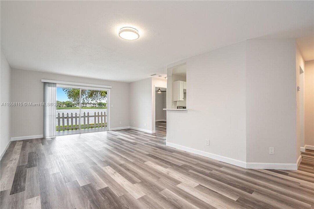 3433 NW 44th St, Unit 102 in Lauderdale Lakes, FL - Building Photo