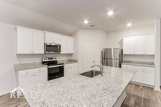 2013 Hialeah Dr in Seagoville, TX - Foto de edificio - Building Photo