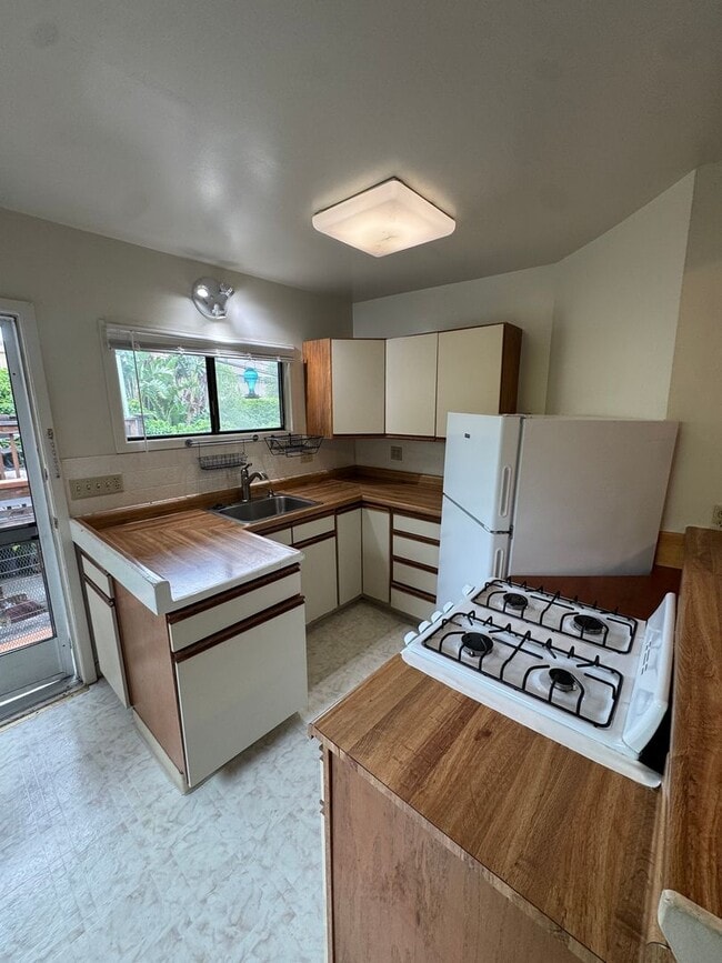 2026 Clinton Ave in Alameda, CA - Building Photo - Building Photo