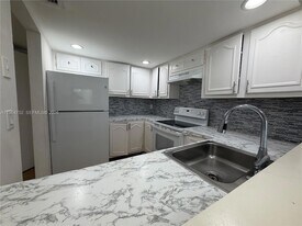 13685 NE 10th Ave, Unit 304 in North Miami, FL - Building Photo