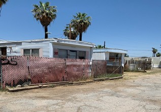 335 Roberts Ln in Bakersfield, CA - Foto de edificio - Building Photo