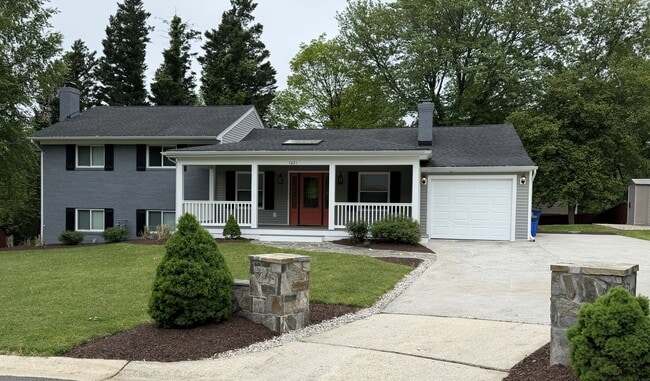 property at 1621 Oaklawn Ct