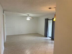 301 N Pine Island Rd in Plantation, FL - Building Photo - Building Photo