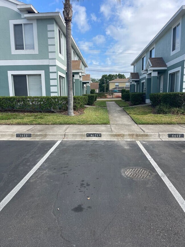 1621 Fluorshire Dr in Brandon, FL - Building Photo - Building Photo