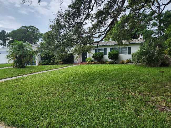 1266 W Wellington Dr in Deltona, FL - Building Photo - Building Photo