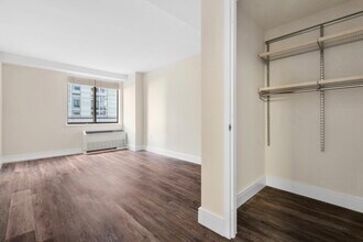 123 E 47th St, Unit 3B in New York, NY - Foto de edificio - Building Photo