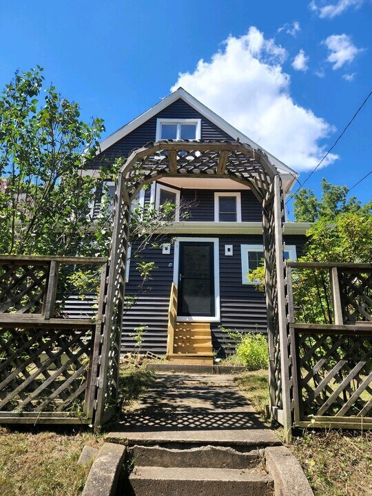 94 Rhodes Ave in Akron, OH - Building Photo