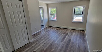 463-465 Main St in Islip, NY - Foto de edificio - Building Photo