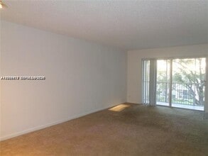 1075 Riverside Dr in Coral Springs, FL - Building Photo - Building Photo