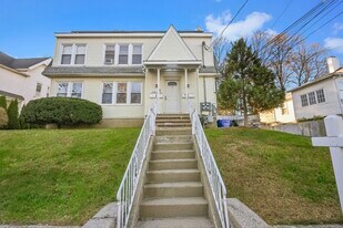 8 Smith St in Danbury, CT - Building Photo