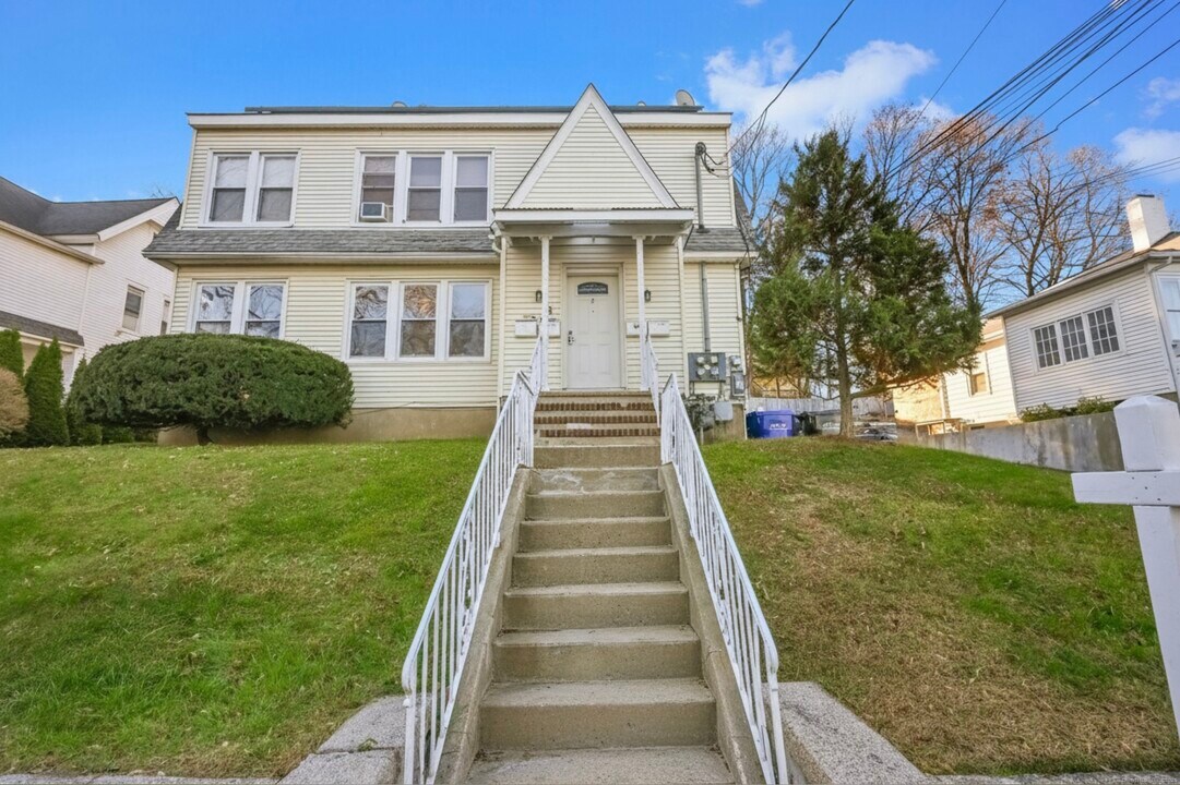 8 Smith St in Danbury, CT - Building Photo