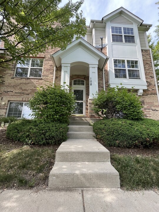 108 Prairie Ct in Morton Grove, IL - Building Photo