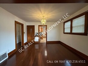 454 Moseley St in Elgin, IL - Foto de edificio - Building Photo