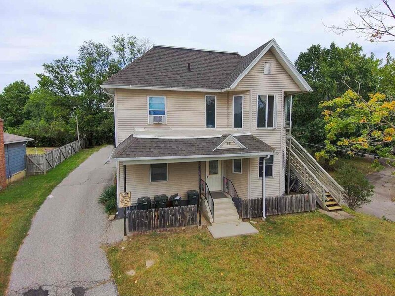 611 W 12th St in Cedar Falls, IA - Building Photo