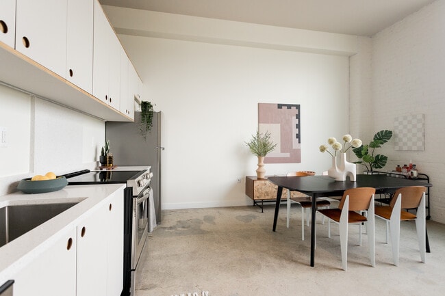 2857 E Grand Blvd, Unit 32 in Detroit, MI - Building Photo - Building Photo