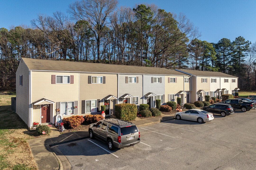 156 Delmar Ln in Newport News, VA - Building Photo