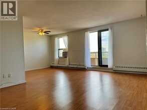 1100 Courtland Ave E in Kitchener, ON - Building Photo - Building Photo