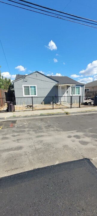 24106 Alice St in Hayward, CA - Building Photo