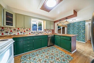 208 Oregon Terrace in Medford, OR - Building Photo - Building Photo