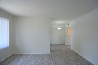 4565 Hazeltine Ave, Unit 208 in Los Angeles, CA - Building Photo - Building Photo