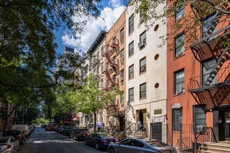 323 E 75th St in New York, NY - Foto de edificio - Building Photo