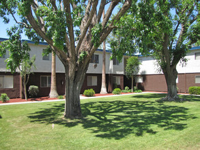 Serramonte Park in Bakersfield, CA - Foto de edificio - Building Photo