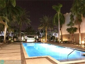 2401 NE 65th St in Fort Lauderdale, FL - Foto de edificio - Building Photo