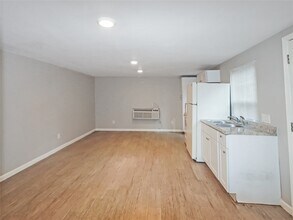 720 Roosevelt in La Marque, TX - Building Photo - Building Photo