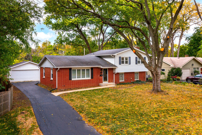 655 Melody Ln in Naperville, IL - Foto de edificio - Building Photo