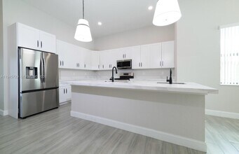 4024 SW 52nd St in Fort Lauderdale, FL - Building Photo - Building Photo