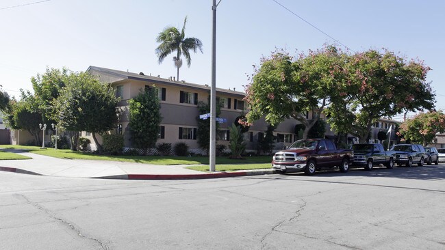 Olinda Courtyard in Anaheim, CA - Foto de edificio - Building Photo