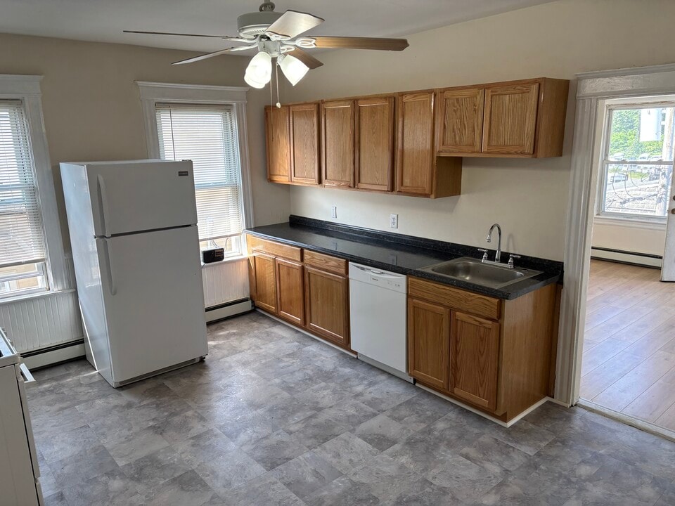 661 Front St, Unit 3F in Woonsocket, RI - Foto de edificio