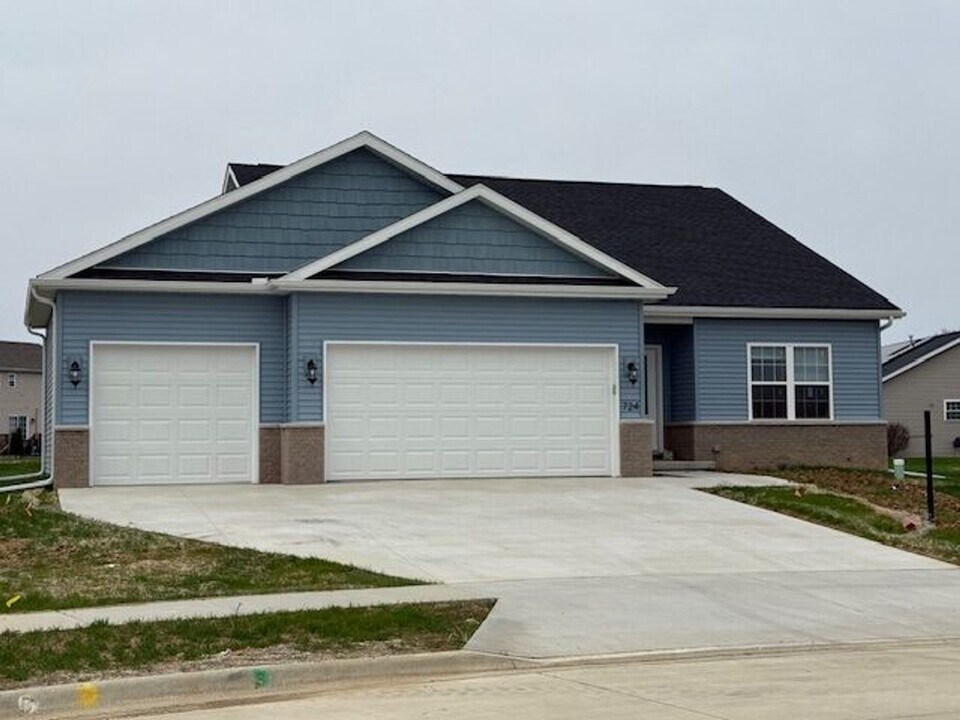 729 Debates St in Washington, IL - Building Photo