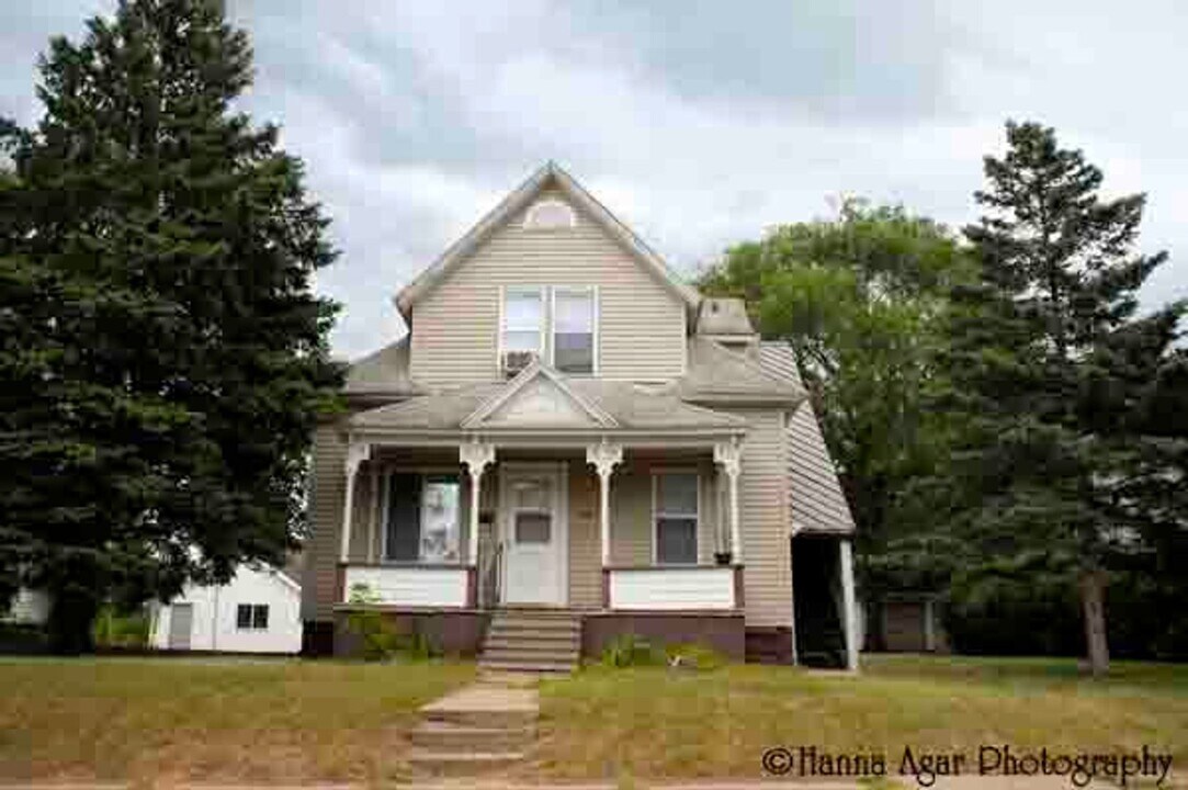 633 Spring St in Eau Claire, WI - Building Photo