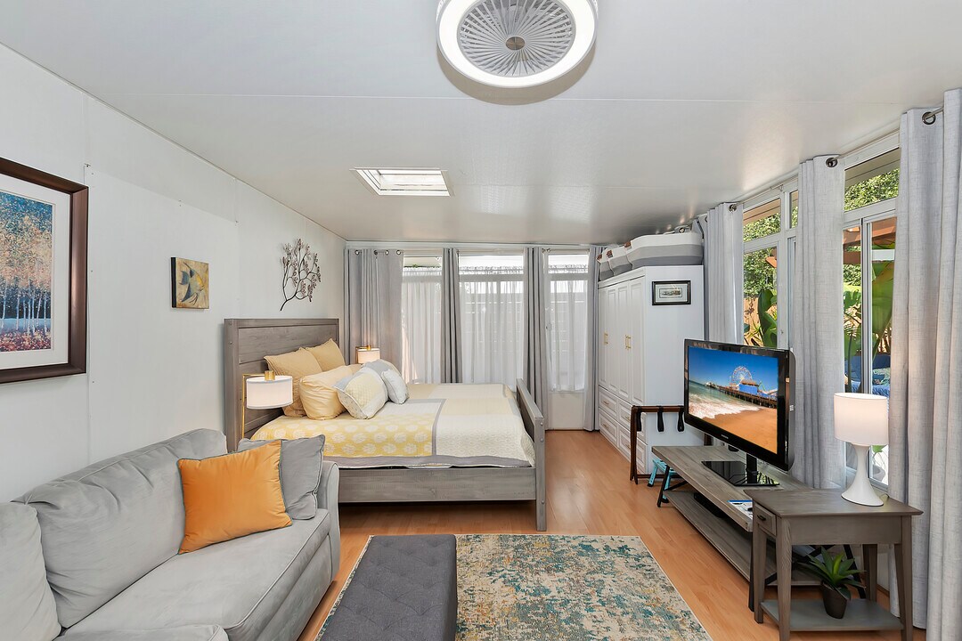 300 Entrada Dr in Santa Monica, CA - Building Photo